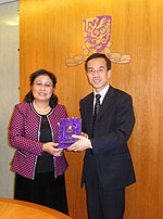 Ms. Shi Rongrong (left), Deputy Director-General of the Education Department of Jiangxi Province receives a souvenir from Prof. Dennis Ng (right), Associate-Pro-Vice-Chancellor and University Dean of Student of CUHK